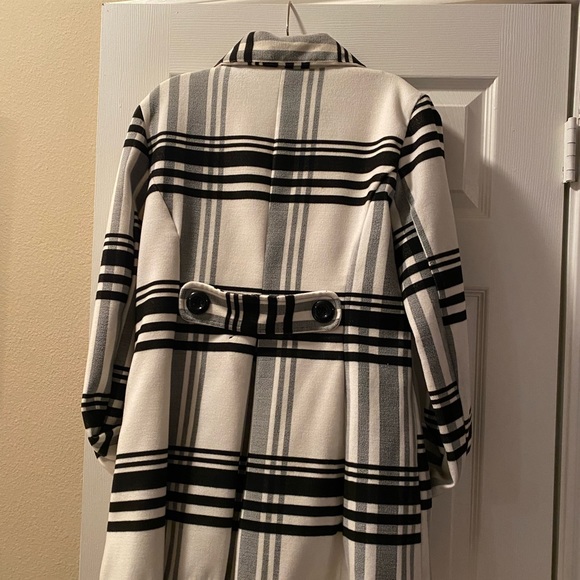 Black and White 6 button jacket/coat with side pockets - Picture 8 of 8